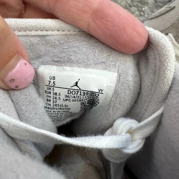 Nike Air Jordan 1 women’s Gray High-Top Sneakers NEW size 7.5 - Picture 5 of 5